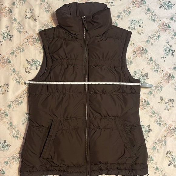 American Eagle Puffer Vest - Picture 2 of 4